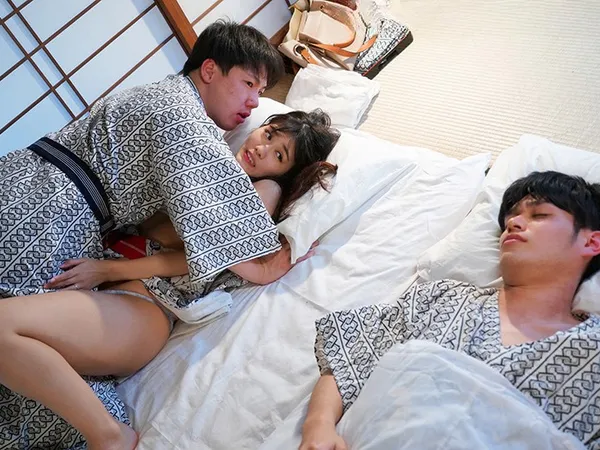 sex tự sục Ngoại tình với bạn thân trong khi chồng ngủ kế bên